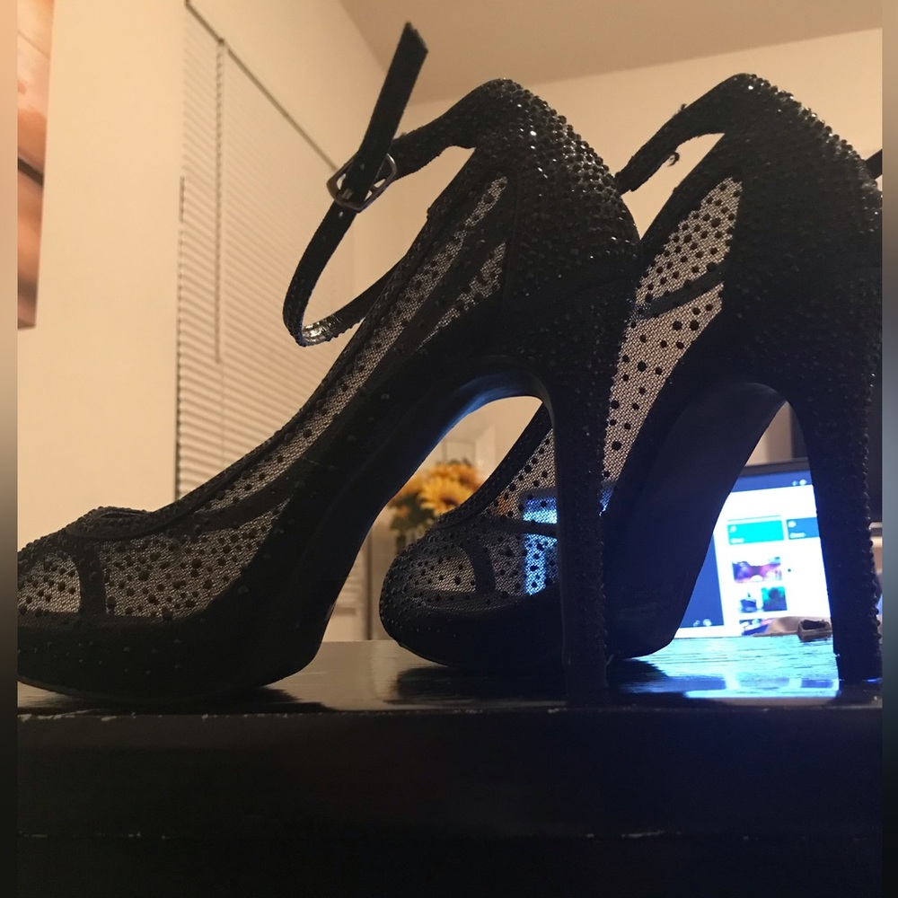 Camille La Vie size 7, wore once for graduation, comes with original box and rct